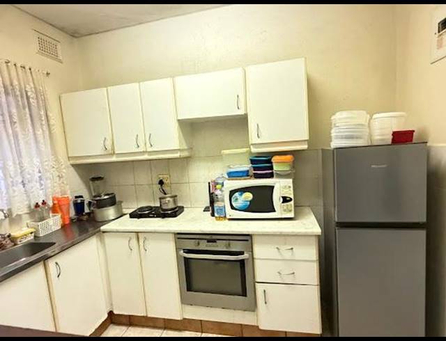 1 BEDROOM APARTMENT FOR SALE IN ESSENWOOD